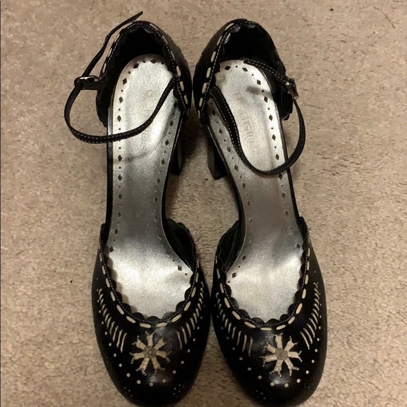 BCBGirls Boho Embroidered Heels 8.5 🌿 - Picture 1 of 5